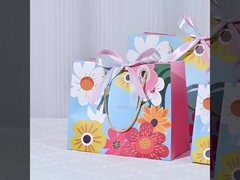 Wysokiej jakości kwiatowa torba z złotymi uchwytami z twiny, elegancki łuk, żywy niebieski, wielobarwny design kwiatowy