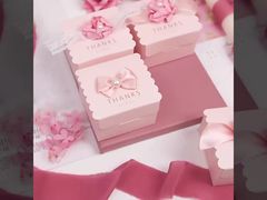 Zestaw pudełkowy dla ulubionych ślubnych Pink Scalloped Square Candy Boxes Gold Foil Lettering Sztuczne dekoracje róż