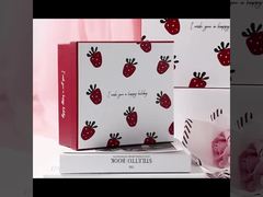 Strawberry Holiday Gift Box Duża kosmetyczna chusta Premium Packaging